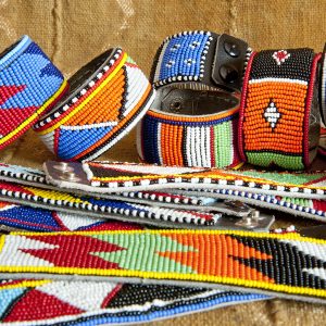 Pulseras massai anchas