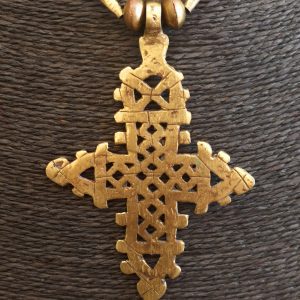 Collar cruz etíope dorada grande